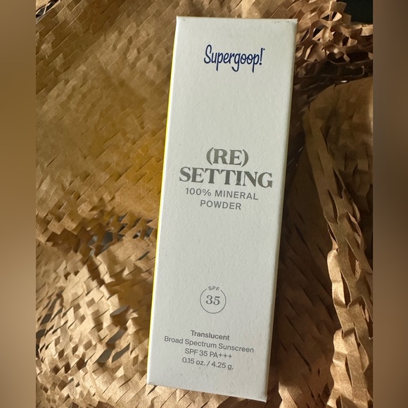 🆕 Supergoop (Re)setting Mineral Powder SPF 35 Translucent - Picture 3 of 5